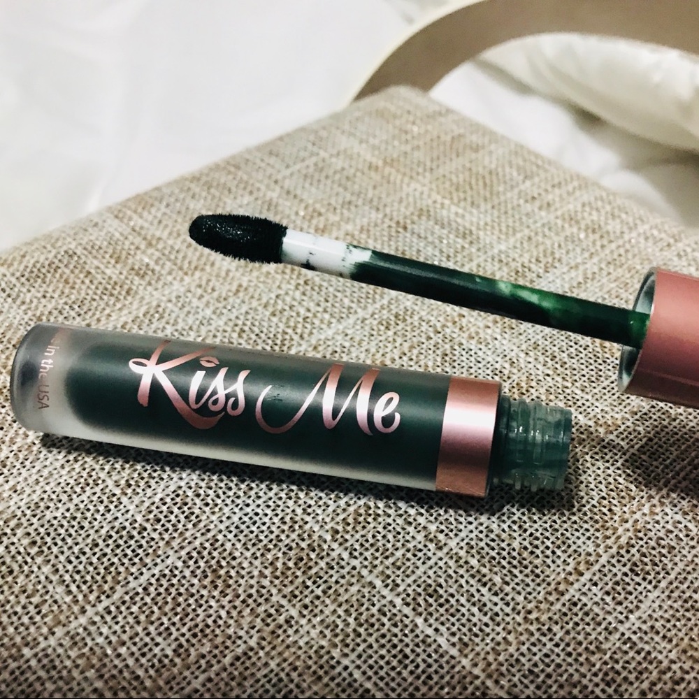 ❤️KISS ME LIVEGLAM LIPPIE LIPSTICK IN LIPRECHAUN